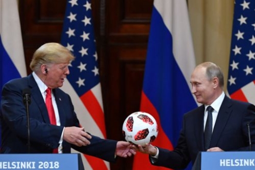 Тарихи очрашу: Трамп Путин белән сөйләште